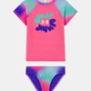 Lyhythihainen rashguard-paita ja bikinit